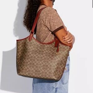Coach Day Tote Bag In Signature Canvas, New and Beautiful 🤩 with pouch